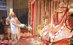 A massive crowd of devotees gathered for the fourth auspicious ceremony of Devsar Mata; artists from five states gave performances; rituals including lighting the sacred lamp, applying henna, offering scarves and garlands, and singing congratulatory songs were performed; the manifestation festival was celebrated; Ramu Marwari from Rajasthan performed a breathtaking dance. Raipur, Chhattisgarh, Khabargali.