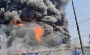 रायपुर की फैक्ट्री में भीषण अग्निकांड, आसमान में 22 किलोमीटर दूर तक दिखा काला धुआं खबरगली A massive fire broke out at a factory in Raipur, with black smoke visible for 22 kilometres. Hindi news latest news khabargali 