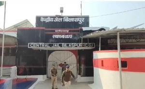 सेंट्रल जेल में कैदी ने हंसिया से अपना गला रेतकर की खुदकुशी की कोशिश, गंभीर हालत में अस्पताल में भर्ती खबरगली Inmate in Central Jail attempts suicide by slitting his throat with a sickle, hospitalized in critical condition bilaspur Chhattisgarh News latest News khabargali 