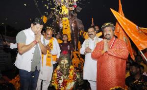 माँ मातंगी धाम में राष्ट्रीय गौरव रथ का ऐतिहासिक स्वागत, 25 हजार से ज्यादा श्रद्धालुओं ने भरा आस्था और राष्ट्रभक्ति का संगम खबरगली Rashtriya Gaurav Rath receives historic welcome at Maa Matangi Dham; over 25,000 devotees witness a confluence of faith and patriotism dhamtari news latest news khabargali 