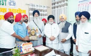 SGPC President Advocate Dhami reached Chhattisgarh Minority Commission office, President Amarjit Singh Chhabra gave a warm welcome, Advocate Harjinder Singh Dhami, President of Shiromani Gurdwara Parbandhak Committee, the highest body of Sikh community, and Mr. Balwinder Singh Kalra of Dharam Prachar Committee Amritsar, Raipur, Chhattisgarh, Khabargali