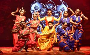 A grand cultural confluence of “Developed India 2047” was organised at the annual function of St. Vincent Pallotti College. Raipur North MLA Purandar Mishra, Municipal Corporation Mayor Meenal Choubey, Rev. Father Shanti Prakash Panna, former Provincial Rector, Raipur Province, Director Father Amit Tirkey, Principal Dr. Kuldeep Dubey, Vice Principal Dr. G. Padma Gauri, Khabargali