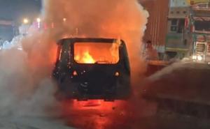 रायपुर में खौफनाक मंजर, बीच सड़क आग का गोला बनी चलती कार, यात्रियों ने ऐसे बचाई जान खबरगली A terrifying scene in Raipur, a moving car burst into flames in the middle of the road, passengers saved their lives like this. raipur chhattisgarh hindi news khabargali 