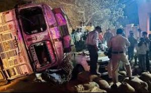  धान से लदा ट्रक कार के ऊपर पलटा, 4 लोगों की मौत खबरगली Paddy-laden truck overturns on car, 4 killed Raipur Chhattisgarh khabargali 