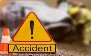  डंपर और पिकअप के बीच जोरदार भिड़ंत, मौके पर 3 लोगों की मौत, मंजर देख सहम उठे लोग खबरगली A fierce collision between a dumper and a pickup truck left three people dead on the spot, leaving people horrified. raibareli hindi news khabargali 