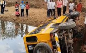  गहरी खाई में गिरी पिकअप वाहन, 4 की मौत, 20 घायल खबरगली Pickup vehicle falls into deep ditch, 4 killed, 20 injured raigarh chhattisgarh hindi news khabargali 