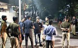 मकान कुर्क करने पहुंची टीम, युवक ने सबके सामने खुद को गोली मारकर कर ली आत्महत्या खबरगली The team arrived to confiscate the house, and the young man committed suicide by shooting himself in front of everyone. madhyapradesh news hindi news khabargali 