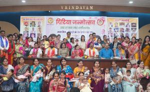 A Magnificent Confluence of Kanya Pujan,During Navratri A Grand Welcome Accorded to 151 Daughters Aged Between 10 Days and 6 Months and Their Parents. The 'Bitiya Janmotsav' Has Been Organized for 12 Years by the Navsrijan Manch. Dignitaries Present Included Varnika Sharma Chairperson, Child Rights Protection Commission, Amarjeet Singh Chhabra Chairperson, State Minorities Commission, Senior Police Officer IPS Chanchal Tiwari, and Social Worker Neetu Singh. Raipur, Chhattisgarh,Khabargali