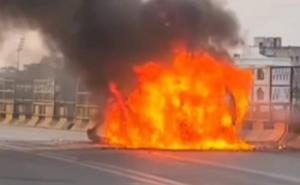 A moving car caught fire on an overbridge in Raipur, causing panic. Raipur chhattisgarh hindi news khabargali 