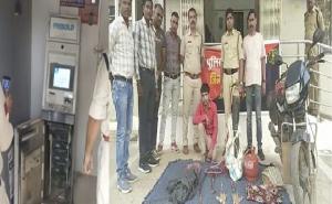  Masked man caught red-handed with gas cutter after learning how to hack ATM from YouTube hindi news Kawardha news big news khabargali 