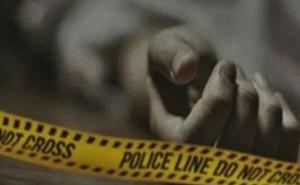 A young man committed suicide by jumping from a society building, his family members were inconsolable. Hindi news big news khabargali 