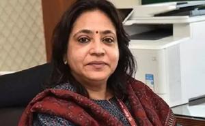 IAS officer Richa Sharma was trapped in a lift for 20 minutes and suffered from suffocation. Hindi news latest news khabargali 
