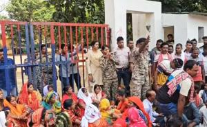 Bloodshed in Pakhanjoor over land dispute: Hundreds of villagers surround police station and tehsil, Chhattisgarh, Khabargali