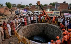  9 people died after a car fell into a well, including 5 from the same family. hindi news latest news khabargali 