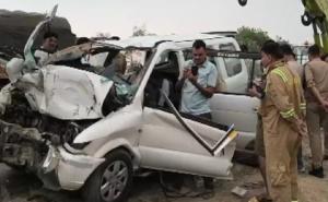 Car and lorry collide head-on, 4 people die tragically hindi News latest News khabargali 