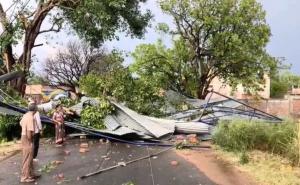 Severe storm wreaks havoc in Uttar Pradesh, 111 deaths in 24 hours, heavy damage in 26 districts latest News hindi News big News khabargali 