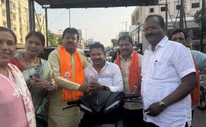 BJP's historic victory in Bengal celebrated in Raipur, Civil Supplies Corporation Chairman Sanjay Srivastava fed 'Jhalmuri' to passersby, credited Modi wave and hard work of workers, Raipur, Chhattisgarh, Khabargali