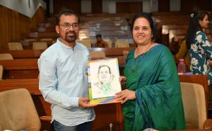 In the political hustle and bustle, his appearance became like a cartoon, on World Cartoonist Day, Mayor Meenal Choubey tickled everyone, got his live caricature made, cartoon magazine 'Cartoon Watch' and Cactus Sanstha, editor Trimbak Sharma, Raipur, Chhattisgarh, Khabargali,