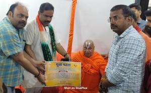 Jagatguru Rambhadracharya Ji gave his blessings and a certificate of appreciation to Yuva Pahal Welfare Foundation, which has become an example of human service. Rahul Sharma, Founder, Blood Donation, Disabled Service, Respectful Cremation of Unclaimed Bodies, and Cow Service, Raipur, Chhattisgarh, Khabargali