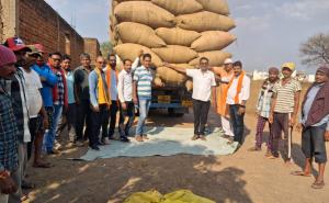 Unique celebration of victory: BJP Business Cell presented an example of Sanatan Dharma with cow service, cow shelter located at Gokuldham, State Coordinator Subhash Agarwal, Rudra Seva Samiti, Raipur, Chhattisgarh, Khabargali