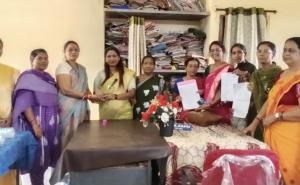 Excellent exam results: Students of Shri Bajrang Das Government Higher Secondary School enhanced the prestige of Abhanpur, School Development Committee President Mrs. Bharti Shinde, MLA representative Raja Rai, Raipur District Sarpanch Association President Mukesh Dhidhi, Principal Mrs. Janaki Sahu, Chhattisgarh, Khabargali