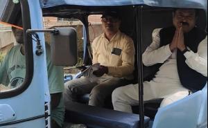 Chhattisgarh Civil Supplies Corporation Chairman Sanjay Srivastava reached Nava Raipur office by e-rickshaw, assimilated the call of Prime Minister Modi, Chhattisgarh, Khabargali