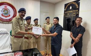 Raipur Police appreciated the spirit of common citizens, honored the brave men who caught the chain snatcher, Himanshu Soni, resident of Pension Bada and Shobhran Singh Thakur, resident of Kashiram Nagar, showed indomitable courage, Police Commissioner Sanjeev Shukla, Khabargali