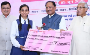  Chief Minister Vishnudev Sai's gift to promising students, 22 meritorious students received incentives of Rs 2 lakh each. Hindi News latest News khabargali 