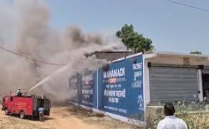 Massive fire at firecracker warehouse; area shaken by explosions; brought under control after 3 hours. korba chhattisgarh hindi news khabargali 