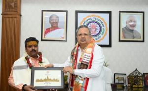 Dr. Premasai Maharaj paid a courtesy call on Chhattisgarh Assembly Speaker Dr. Raman Singh; a meaningful discussion took place regarding religion, culture, and character building. Hindi news latest news khabargali 