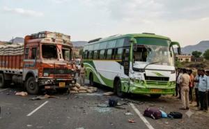 Bus traveling from Hyderabad to Vijayawada collides violently with a truck; 6 dead (including 5 women), 20 injured hairdrabad  news hindi news khabargali