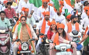 A deluge of tricolours in Raipur West: Thousands gathered, Bharat Mata Chowk reverberated with the aarti of 51 lamps, a massive caravan of tricolours led by MLA and former Cabinet Minister Rajesh Munat, BJP, Chhattisgarh News, Khabargali