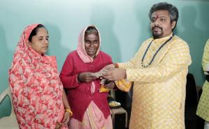 Dr. Premsai, the head priest of Maa Matangi Dham, visited families affected by Naxal violence and provided support by distributing financial aid, rations, and clothing hindi news big news khabrgali