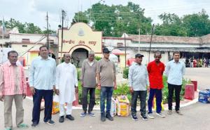 Freedom before Independence Day: 9 prisoners released from Raipur Central Jail; Shrimad Bhagavad Gita seen in their hands. hindi news khabargali 