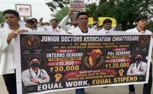  MBBS intern doctors protest, demand hike in stipend to ₹30,000. raipur chhattisgarh hindi news khabargali 