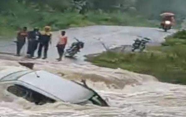 Rain wreaks havoc in Chhattisgarh, car swept away in overflowing drain, rescued by swimming hindi News big News latest News khabargali 