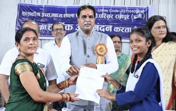 MLA Rajesh Munat presented cheques of ₹5,000 each to 36 meritorious students, gifted smart class and solar panels to Pt. Ravishankar Shukla University Campus School, Raipur, Chhattisgarh Khabargali