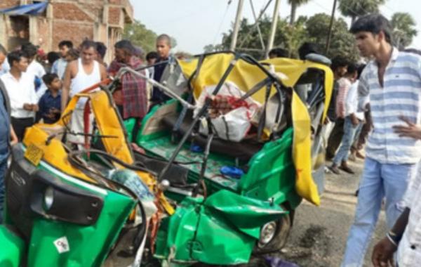 Truck and auto-rickshaw collide, five people killed, bodies retrieved using JCB hindi News latest News khabargali 