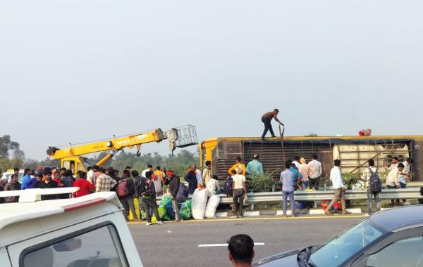  एक्सप्रेस-वे पर पलटी डबल डेकर बस, ड्राइवर को नींद आने से हुआ हादसा, 6 की मौत खबरगली Double-decker bus overturns on expressway; driver falls asleep, 6 killed hindi news big news khabargali 