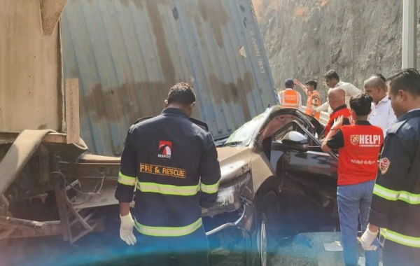 Container overturns on Innova car on Mumbai-Pune Expressway, 3 killed, 4 injured khabargali hindi News latest News