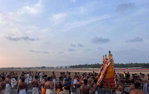 Flights halted, faith took flight... A unique religious procession descended on the runway of Thiruvananthapuram airport; the airport runway became a sacred route during Painkuni Aarattu in the Kerala capital; flights halted at Thiruvananthapuram airport; a centuries-old temple procession passed through the runway; built by the Travancore royal family in 1932, the airport, now operated by the Adani Group, carried on the historical tradition. Khabargali