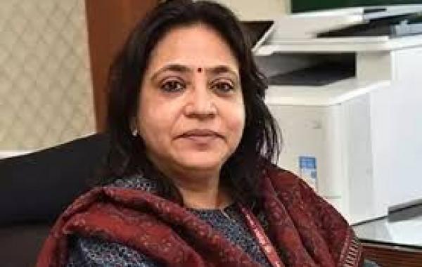 IAS officer Richa Sharma was trapped in a lift for 20 minutes and suffered from suffocation. raipur chhattisgarh hindi news big khabargali 