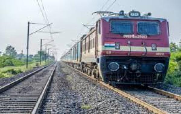 Minor girl's body found on railway track, boyfriend had pushed her from a moving train bilaspur chhattisgarh hindi news latest news khabargali 