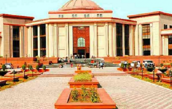 High Court opens on holiday, grants relief to student, orders Rungta College to issue admit cardsbilaspur chhattisgarh hindi News khabargali 