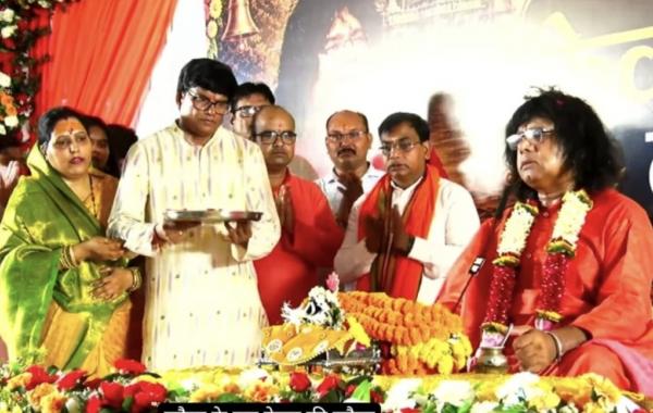 A wave of devotion in Raipur: Devotees were mesmerized listening to the character of Kevat from the mouth of renowned Kathavachas and supreme cow devotee Pujya Acharya Shri Kaushik Ji Maharaj who had come from Vrindavan, three-day Lord Shri Ram and Shri Kevat character story organized in the Sri Jagannath Temple auditorium located in Gayatri Nagar under the aegis of Surabhi Janjagran Seva Samiti, coordinator Ajay Bhagat, Chhattisgarh, Khabargali