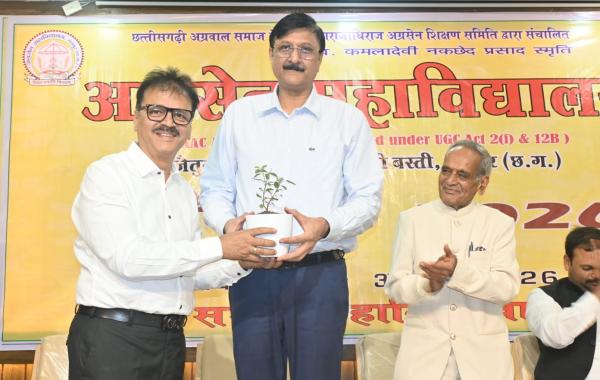 Grand induction program for new students at Agrasen College, Police Commissioner Sanjeev Shukla gave the mantra of success, Raipur, Chhattisgarh, Khabargali