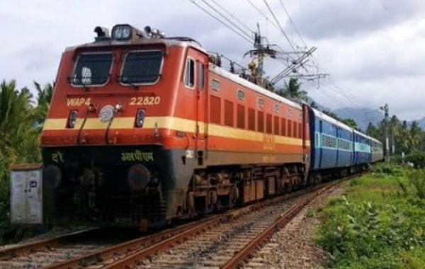  Dozens of trains are running hours late every day—with the Tirupati Express delayed by 9 hours and the Amarkantak Express by 5 hours—due to rain and flooding raipur chhattisgarh news khabargali 