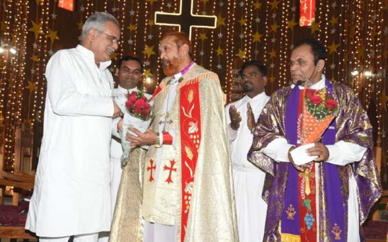 CM bhupesh arrives at St. Paul's Cathedral  for Christmas