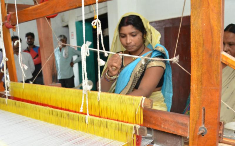 Khabragali, Innovation, Handloom, Online, Village Industries, Village Industries Minister Guru Rudrakumar, Director, Sudhakar Khalkho, Dr. Smt Maninder Kaur Dwivedi, Raipur, Chhattisgarh