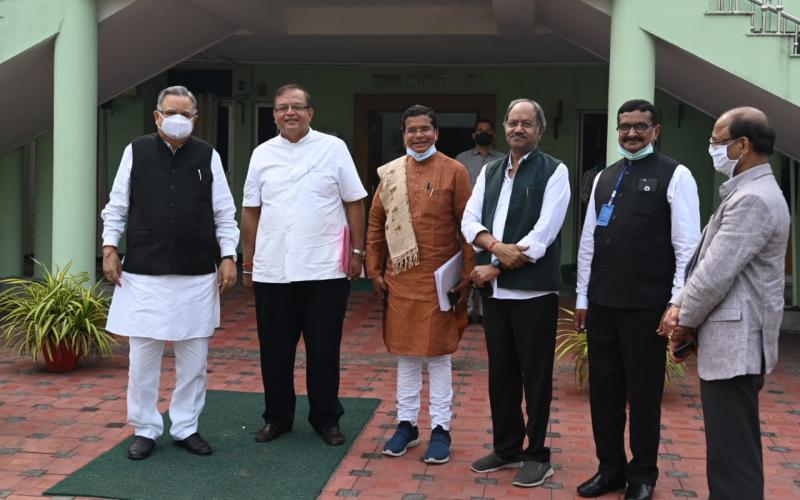 Chhattisgarh Legislative Privileges Committee, Meeting, Vidhan Sabha Bhawan, MLA Mohan Markam, First Panchayat Rural Development Minister and Rajim MLA Amitesh Shukla, Former Chief Minister, Dr. Raman Singh, Former Minister Brijmohan Agrawal, Khabargali